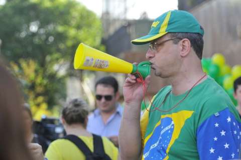 Protesto anti-Dilma começa com cerca de 200 pessoas na Afonso Pena