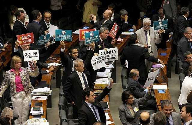 Dois mudam de posi&ccedil;&atilde;o e 5 de MS votam pela redu&ccedil;&atilde;o da maioridade