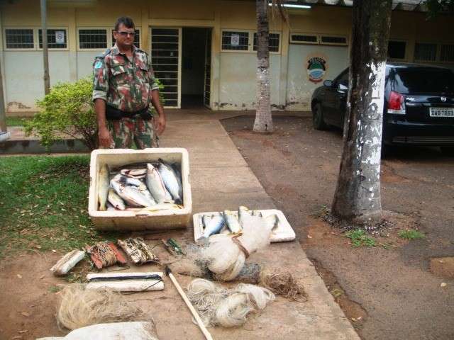 Homem &eacute; preso com 75 kg de peixes fora da medida em Ribas do Rio Pardo