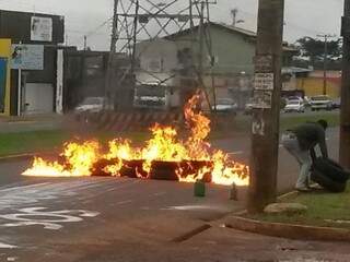 Pneus queimados trancando o trânsito na Avenida Guaicurus, na tarde desta sexta (Foto: Direto das Ruas)