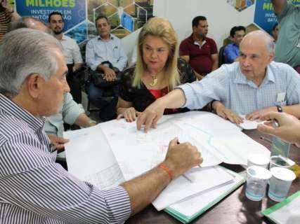 Prefeita de Fátima do Sul pede de trator a construção de pontes