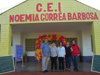 Creche é uma das unidades abertas na cidade. Na imagem, está o prefeito Donato e equipe do local (Foto: Divulgação)