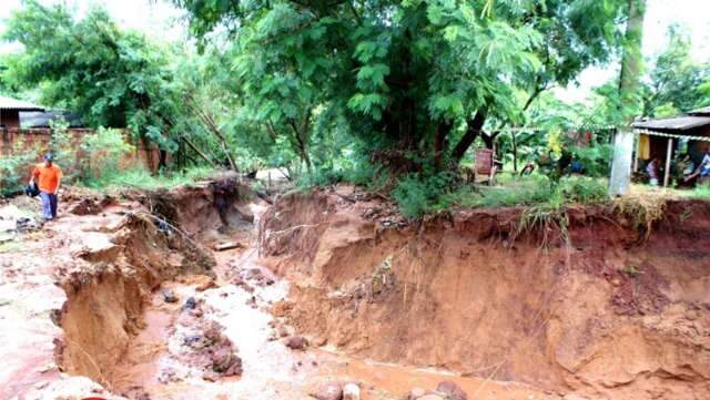  Chuva abre cratera e provoca diversos alagamentos em Navira&iacute;