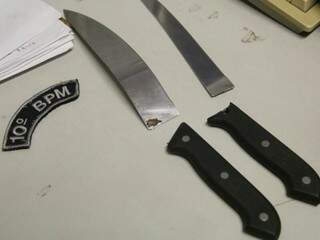 As facas usadas por Oedson para manter a mãe como refém (Foto: Marcos Ermínio)