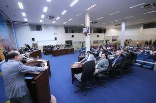 Deputado fala na sessão da Câmara sobre investigação do preço de combustíveis (Foto: Thiago Morais/Divulgação)