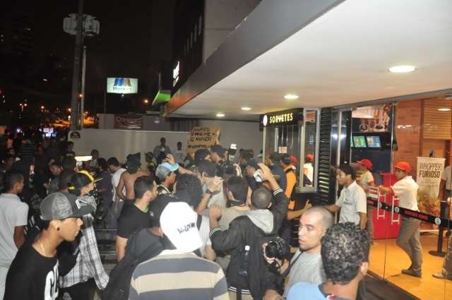 Grupo amea&ccedil;a invadir Burger King, apedreja &ocirc;nibus e banca