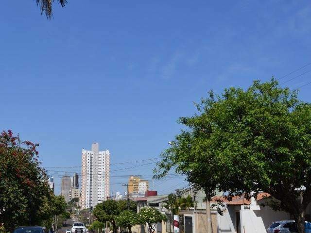 Feriados no meio da semana devem ter calor forte e pancadas de chuva