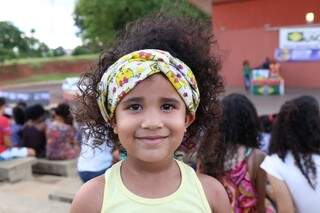 A pequena Marcela de 4 anos, ficou ainda mais estilosa com o turbante.(Foto: Fernando Antunes)