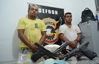 Os dois homens presos em Dourados são acusados de alugar pistolas para assaltos em Campo Grande (Foto: Sidney Bronka/94 FM)