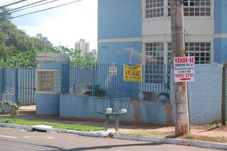 Placas e faixas anunciam imóveis à venda em várias regiões da cidade. (Foto:Luciana Brazil)