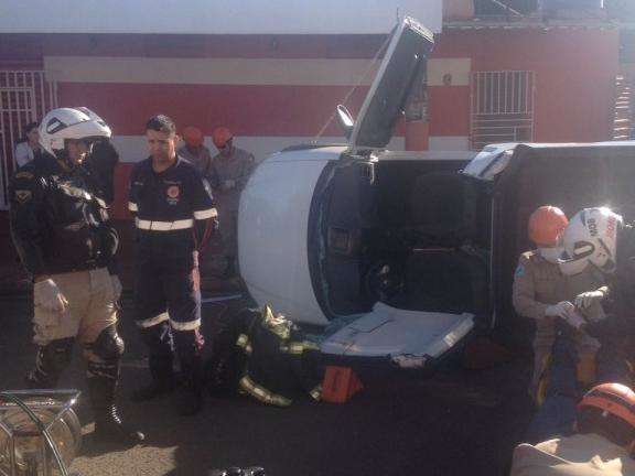 Ve&iacute;culo tomba e tr&ecirc;s pessoas ficam feridas no Jardim Tijuca 