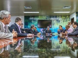 Desembargador Romero, no centro, discute impasse com representantes da educação (Foto: Fernando Antunes)