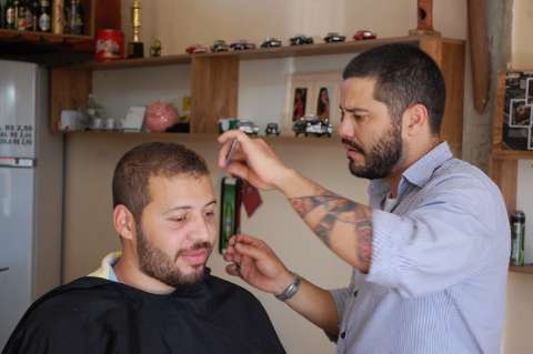 Com Kombi customizada, barbearia sai por aí atendendo em bairros 