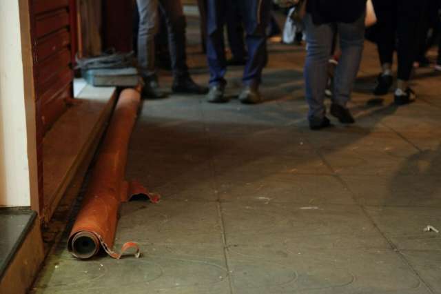 Toldo se solta e cai na cabe&ccedil;a de mulher na rua 14 de Julho 