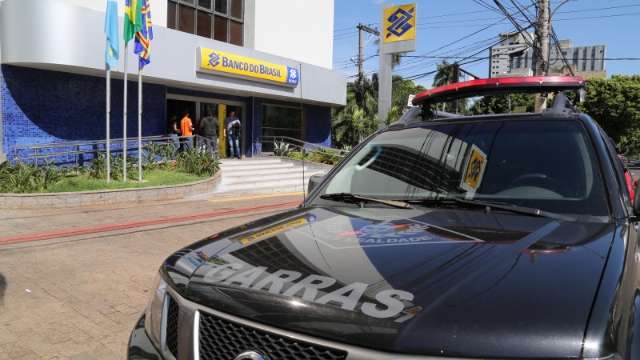 Pol&iacute;cia procura no com&eacute;rcio imagens de assaltantes entrando em banco
