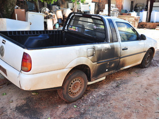 Chamas danificaram lateral e cabine do veículo Saveiro. (Foto: João Garrigó)
