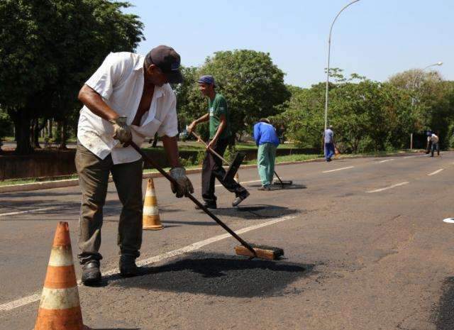 Prefeito diz que &Aacute;guas n&atilde;o cobrou &quot;nenhum tost&atilde;o&quot; para tapar buracos