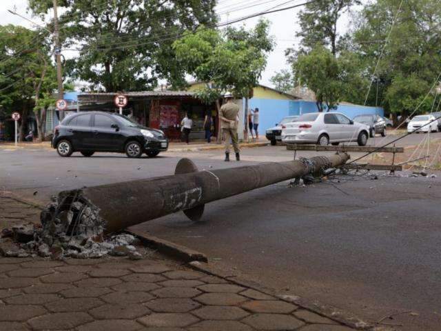 Troca de poste em avenida pode custar at&eacute; R$ 5 mil para motorista 