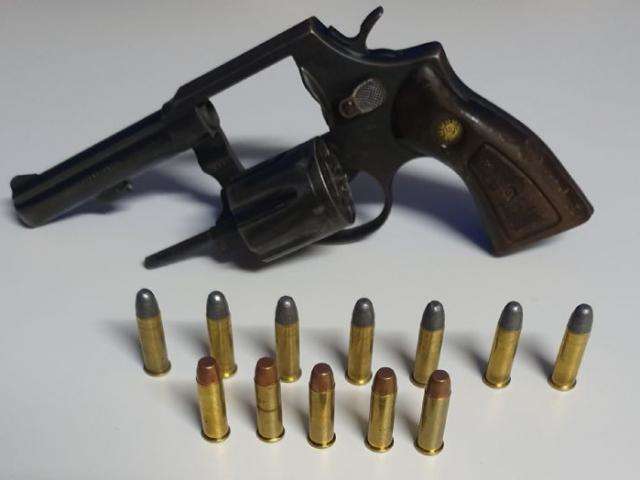 Pol&iacute;cia apreende muni&ccedil;&otilde;es e arma na casa de suspeito de executar jovem 