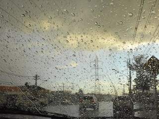 Apesar de intensa, chuva acompanhada de sol, desta tarde inundou momentaneamente algumas ruas. (Foto: Roberto Higa) 