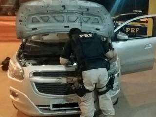 Policial durante checagens do veículo. (Foto: PRF) 