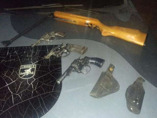Den&uacute;ncia an&ocirc;nima leva pol&iacute;cia a prender suspeito de vender armas  