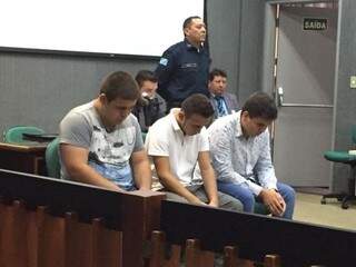 Tio e sobrinhos durante julgamento que ocorreu nesta quarta-feira no Tribunal do Júri (Foto: Bruna Kaspary) 