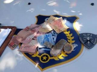 Dinheiro e droga apreendidos com os suspeitos. (Foto: Divulgação/Guarda Municipal)