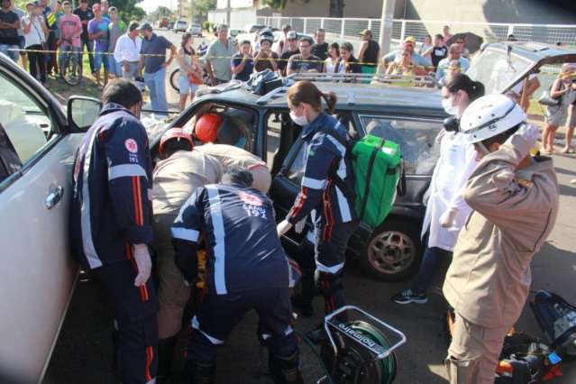 Ap&oacute;s colis&atilde;o, motorista fica presa &agrave;s ferragens, mas tem ferimentos leves