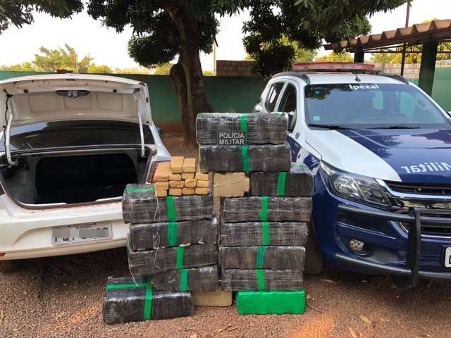 Ap&oacute;s persegui&ccedil;&atilde;o traficante abandona carro com 300 quilos de maconha 