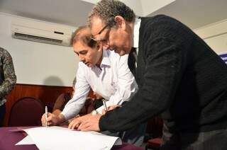 Prefeito Alcides Bernal e Bernardo Machado (Sistema Nacional de Cultura) assim acordo de cooperação (Foto: Vanderlei Aparecido)