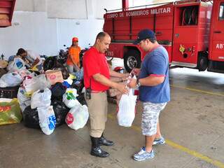 Bombeiros recebem doação para vítimas da chuva no Rio de Janeiro. 