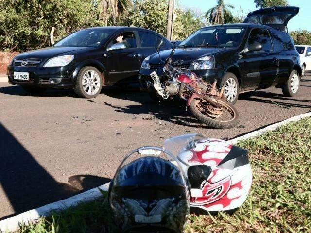  Casal de moto fica ferido ap&oacute;s ser atingido por carro na Euler de Azevedo 