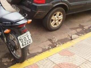 Agentes de trânsito multando carros estacionados irregularmente após a denúncia (Foto: Direto das ruas)