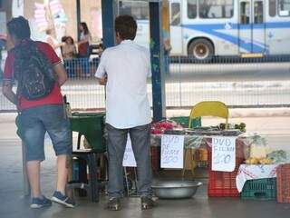 Vendedores ambulantes no Terminal General Osório, na tarde desta quinta-feira (Foto: Marcos Ermínio)