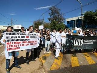 Acadêmicos protestam contra aumento de turma de Medicina e alegam que estrutura não é suficiente para mais alunos (Foto:Fernando Antunes)