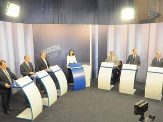 Preparativos para início do debate da TV Morena; discussão seguiu linha de propostas após o bloco inicial. (Foto: Paulo Francis)