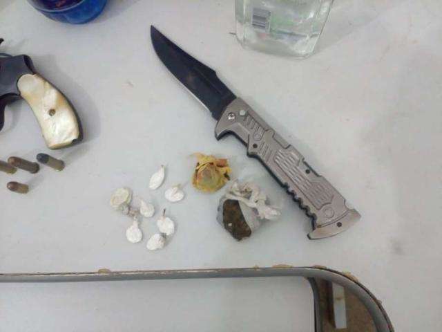 Dois s&atilde;o presos em festa regada a drogas e bebida entre adolescentes 