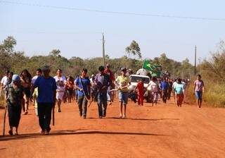 Índios ocupam três fazendas e oito sítios em Caarapó (Foto: Helio de Freitas)