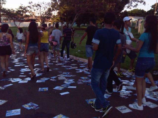 Leitor registra sujeira com panfletos em show de Marcelo D2 no MS Canta Brasil