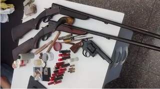 Armas, drogas e munições foram encontradas em assentamento. (Foto: Divulgação/PCMS)