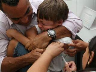 Olnei segura o pequeno Artur, que chorou, mas não escapou de tomar a vacina contra febre amarela (Foto: Marcos Ermínio)