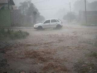 Forte chuva alagou ruas no Nova Lima (Foto: Marcos Ermínio)