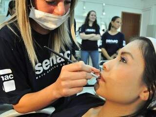 Aula em curso de maquiagem do Senac (Foto: Divulgação)