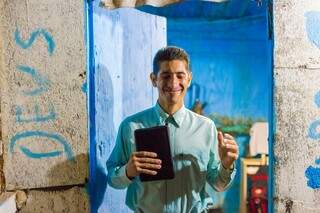 Salomão pintou o quarto da cor do céu e escreveu o nome de Deus na porta: ali mora um novo homem (Foto: Fernando Antunes)