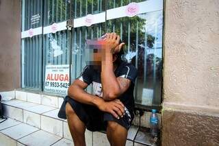 Jovem veio para Campo Grande atrás de emprego e hoje consegue dinheiro cuidando de carros (Foto: André Bittar)