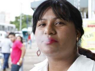 Fumante desde os 15, Valquíria já ouviu sermão. (Foto: Marcelo Victor)