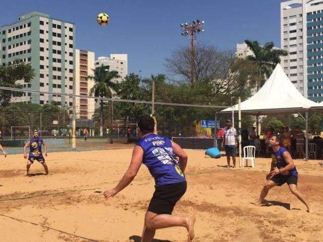 Torneio de futev&ocirc;lei vai contar com mais de 20 duplas em Corumb&aacute;