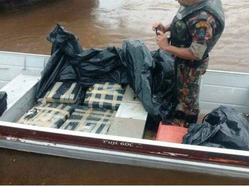 Traficantes abandonam barco com 115 Kg de maconha no rio Amamba&iacute; 