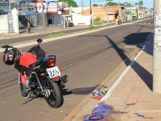 Sangue e pedaços da motocicleta ficaram pelo local do acidente (Foto: Marina Pacheco) 
